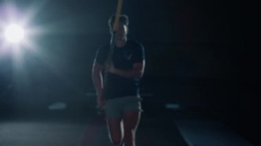 Man Pole Kasası Çubuğun Üzerinden Atlıyor