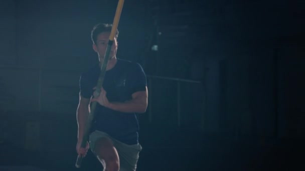Man Pole Kasası Çubuğun Üzerinden Atlıyor — Stok video