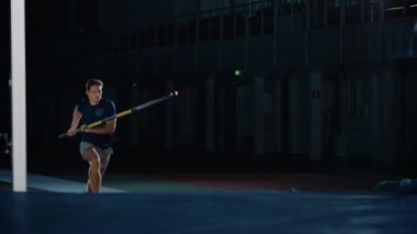 Man Pole Kasası Çubuğun Üzerinden Atlıyor