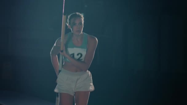 Kvinnlig Pole Vault Hoppa över Bar — Stockvideo