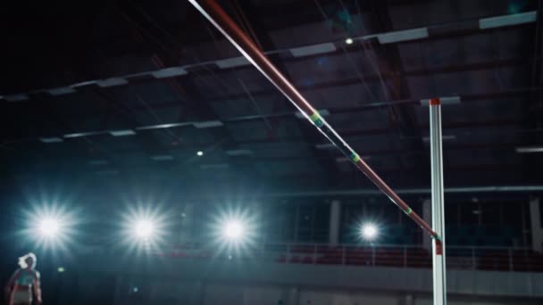 Salto alto feminino sobre Bar — Vídeo de Stock