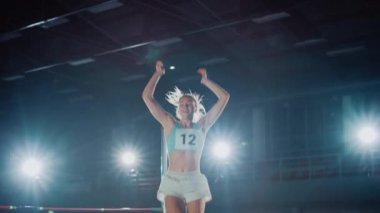 Sporcu Kadın Zıplamadan Sonra Mutlu Kutlamalar