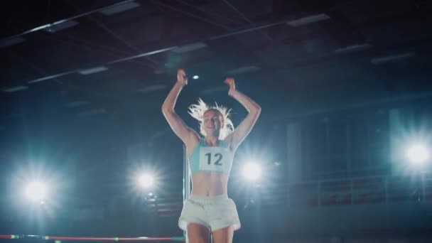 Sportvrouw gelukkig vieren na Jump — Stockvideo