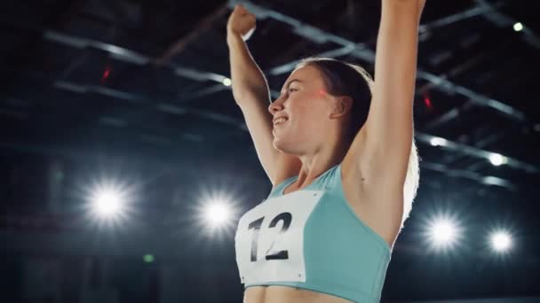 Vrouwelijke atleet viert feest — Stockvideo