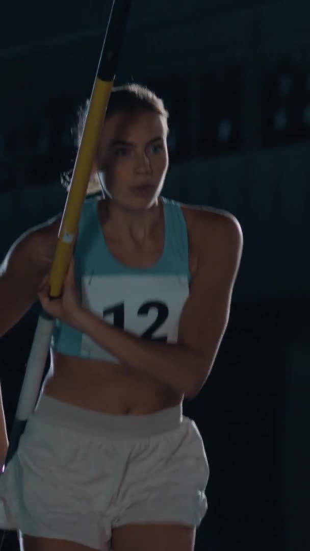 Vertikal skärm Kvinna Löpning med Pole — Stockvideo