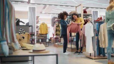 Giyim Mağazası Satış Asistanı Kadın Müşteri