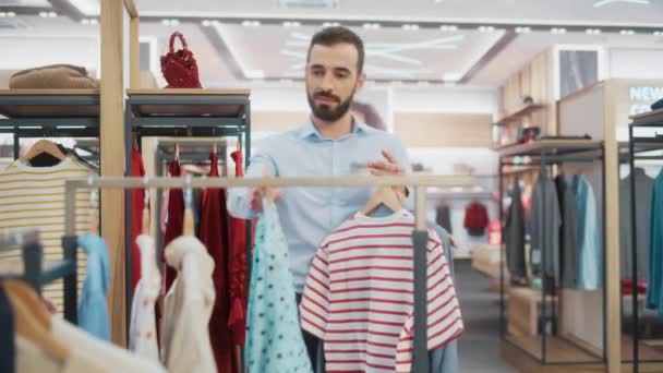 Asistente de ventas de tienda de ropa Trabajando en grandes almacenes — Vídeo de stock