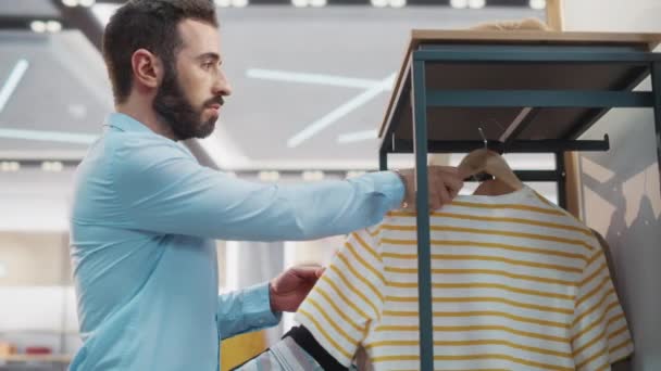 Asisten Penjualan Toko Pakaian yang bekerja di Department Store — Stok Video