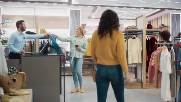 Tienda de ropa Contador de ventas — Vídeos de Stock