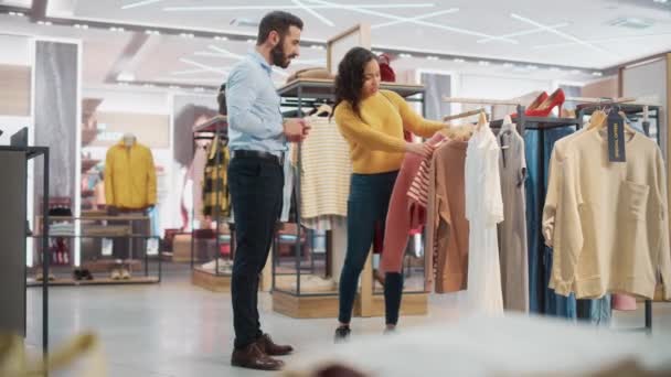Γυναικείος πελάτης με κατάστημα ρούχων Βοηθός πωλήσεων — Αρχείο Βίντεο
