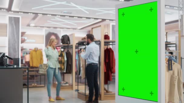 Exibição de tela verde na loja de roupas — Vídeo de Stock