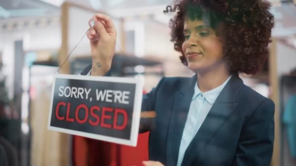 Clothing Store Sales Assistant Zmiany Otwórz Zamknij Zaloguj się — Wideo stockowe