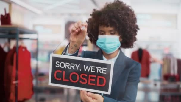 顔のマスク変更で衣料品店のセールスアシスタントオープン閉じるサイン — ストック動画