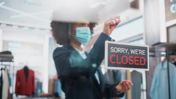 Giysi Mağazası Satış Asistanı Maske Değişiklikleri Kapalı İşareti Açtı — Stok video