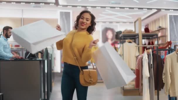 Retrato do Cliente Feliz na Loja de Departamento — Vídeo de Stock