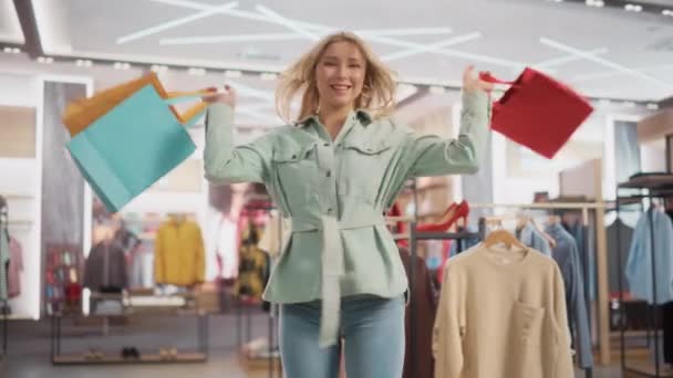 Portrait of Happy Customer di Department Store — Stok Video