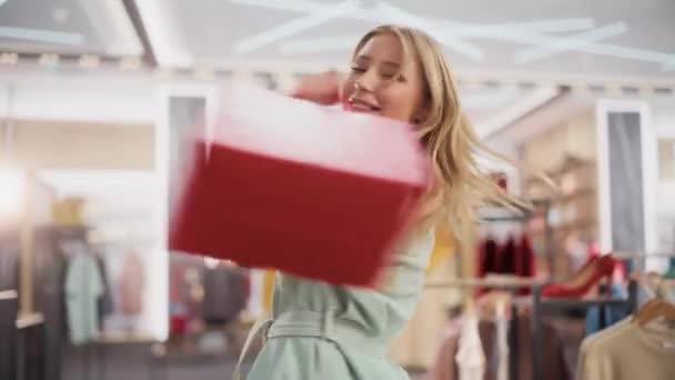Retrato del cliente feliz en los grandes almacenes — Vídeos de Stock