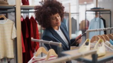 Tablet ile çalışan Giyim Mağazası Satış Asistanı