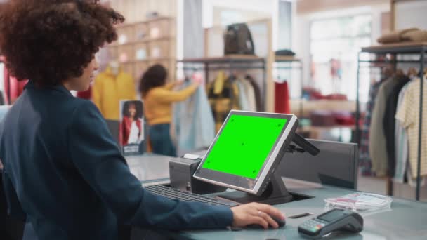 Negozio di abbigliamento Sales Assistant Lavorare al bancone con schermo verde — Video Stock