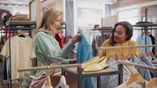 Två kvinnliga kunder på klädbutiken — Stockvideo