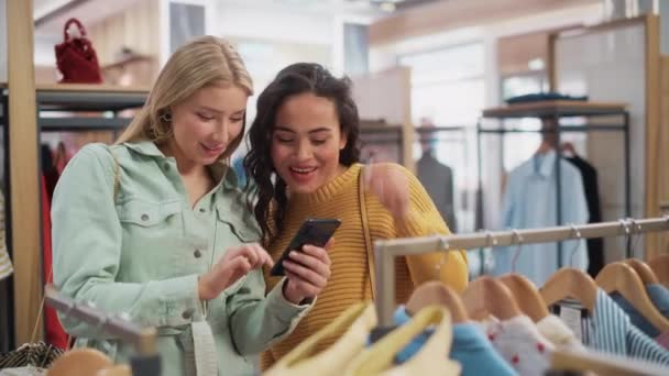 Duas Clientes Femininas na Loja de Roupas — Vídeo de Stock