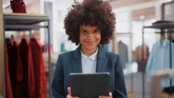 Asistente de ventas de tienda de ropa Trabajando con Tablet — Vídeos de Stock