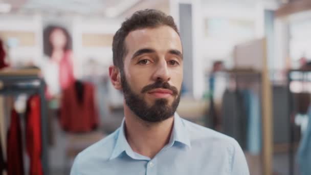 Porträtt kund säljare assistent på jobbet — Stockvideo