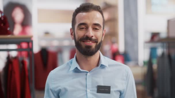 Portret Customer Sales Assistant aan het werk — Stockvideo