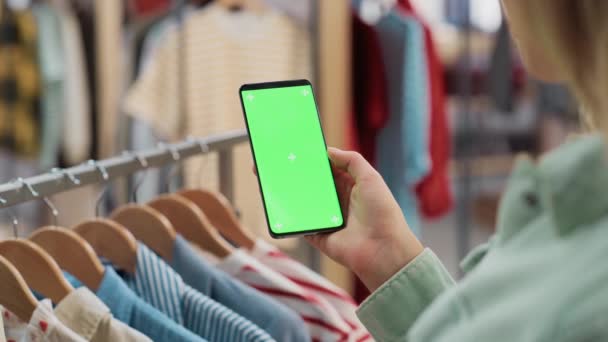 Fechar Smartphone verde tela loja de roupas — Vídeo de Stock