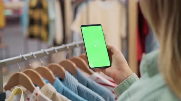 Närbild Smartphone Green Screen Clothing Store — Stockvideo
