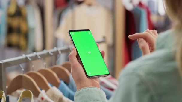 Close Up Smartphone Tienda de ropa de pantalla verde — Vídeos de Stock