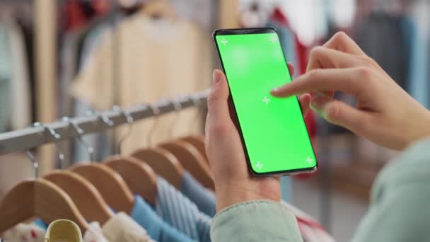 关闭智能手机绿色屏风服装店 — 图库视频影像