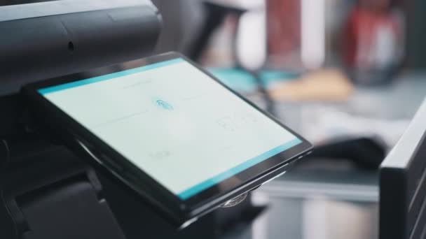 在平板电脑上使用手指扫描触摸身份证付款 — 图库视频影像