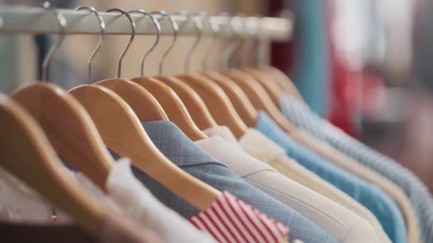 Estante de ropa de primer plano en el centro comercial — Vídeos de Stock