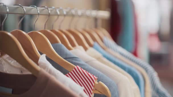 Zamknij stojak na ubrania w centrum handlowym — Wideo stockowe