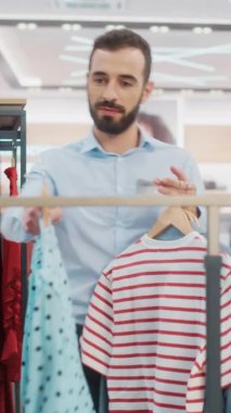 Dikey Görüntü Giysi Mağazası Satış Asistanı Mağazada çalışıyor