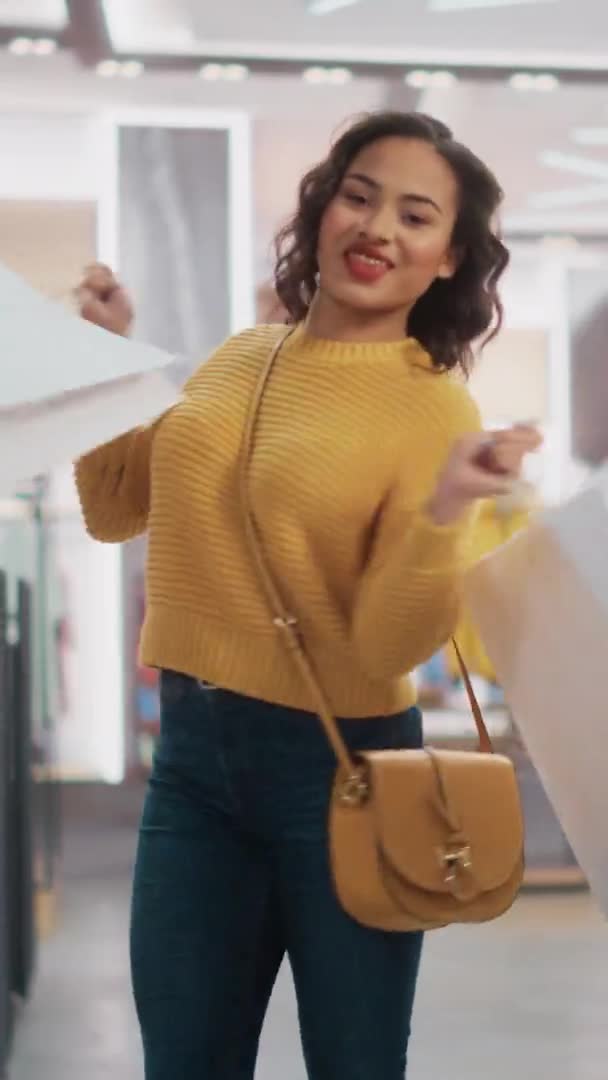 Függőleges portré boldog ügyfél az áruházban — Stock videók