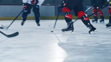 Buz hokeyi takımları bir gol attı.