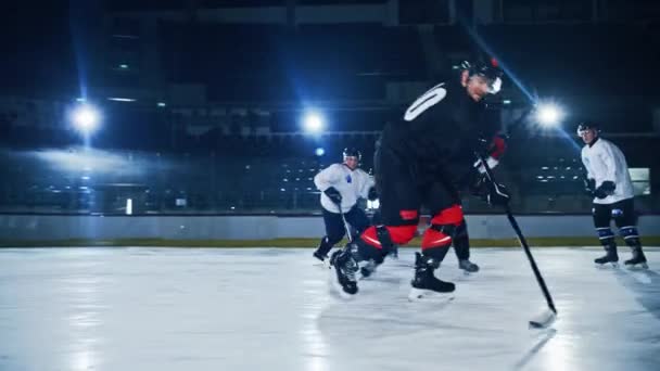 Играют хоккейные команды — стоковое видео