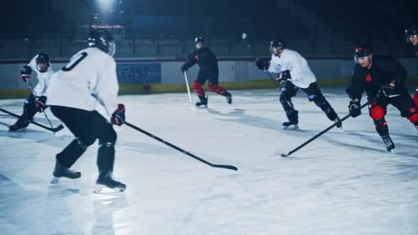 Equipas de hóquei no gelo jogar tiro um objetivo — Vídeo de Stock