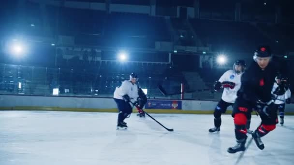Хоккейные команды играют, забив гол — стоковое видео