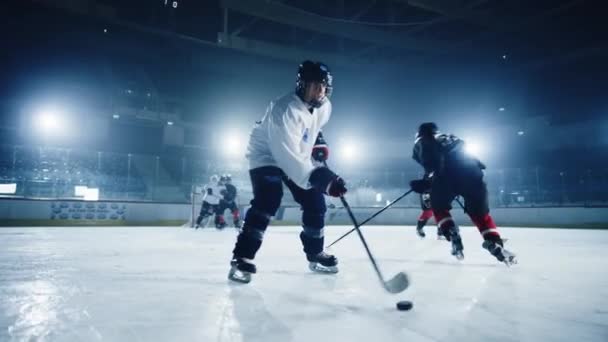 Jégkorong játékos vezet Puck — Stock videók