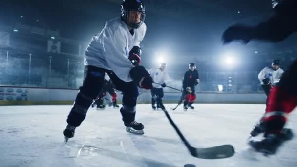 Hokej na lodzie Puck Carrier atakuje — Wideo stockowe