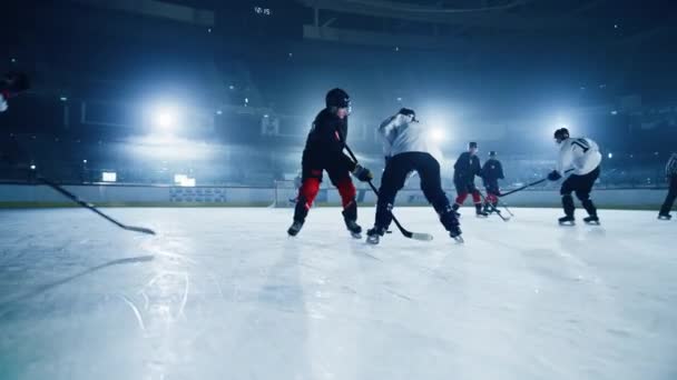 Hockey su ghiaccio Puck Carrier attacchi — Video Stock