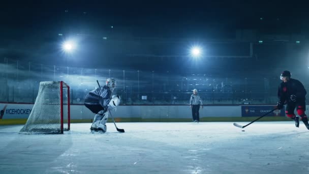 Παίκτης χόκεϊ επί πάγου χτυπά Puck — Αρχείο Βίντεο