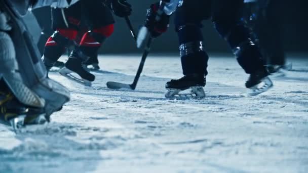 Eishockey-Spieler schießt erfolgreich auf Tor-Puck — Stockvideo