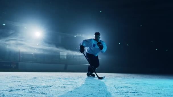 Hokeista na lodzie uderzając kijem — Wideo stockowe
