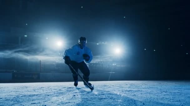 Jogador de hóquei no gelo parar — Vídeo de Stock