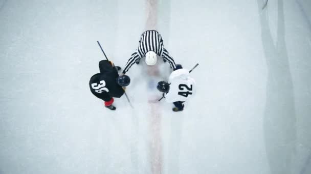 Inicio Faceoff de hockey sobre hielo de arriba abajo — Vídeos de Stock