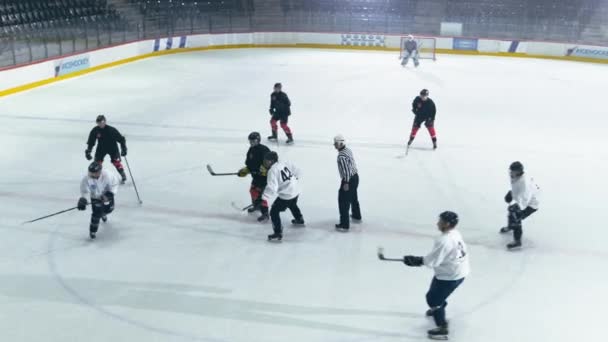 Start van het ijshockeyspel vanuit de lucht — Stockvideo